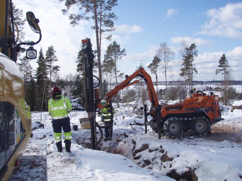 borrning 5 17.JPG - borrning för vatten och avlopp till byggnaden